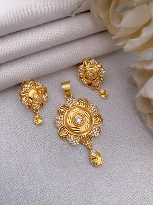 Entwined Circles Pendant Set