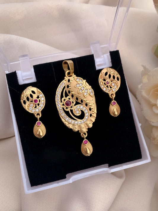 Amazing antique gold pendant set