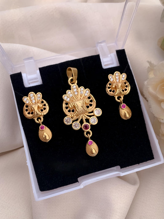 Glimmering Gold Pendant Set